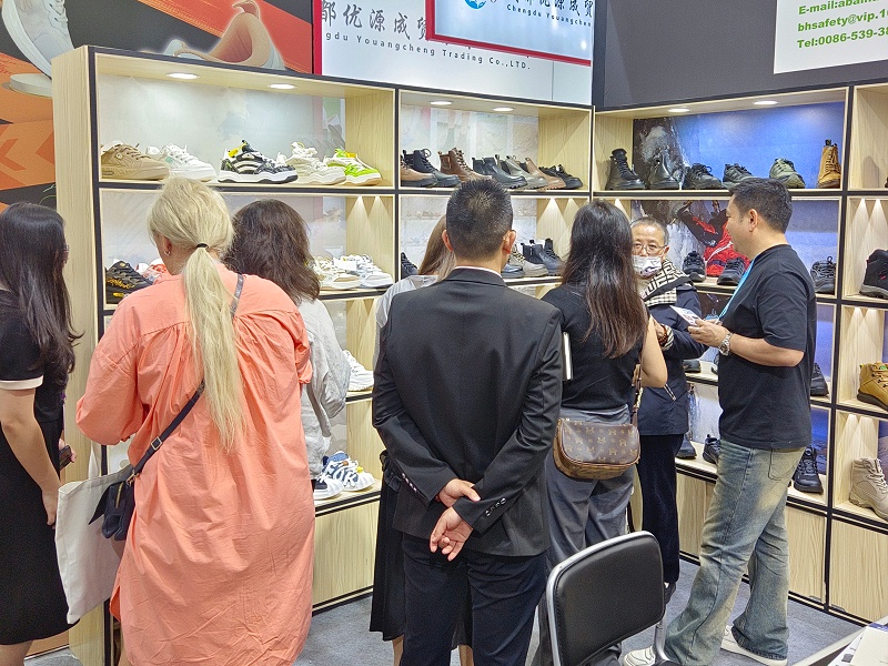展會進行時|百華鞋業亮相第135屆中國進出口商品交易會（廣交會）三期，展會現場人氣爆棚！